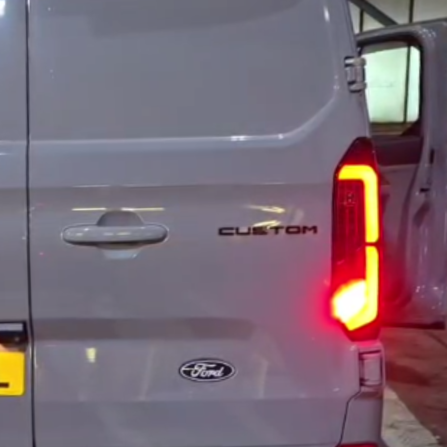 Voor de nieuwe Transit Custom 2024–2026 Van-X: volledig LED-achterlichten met getinte lenzen (upgrade).