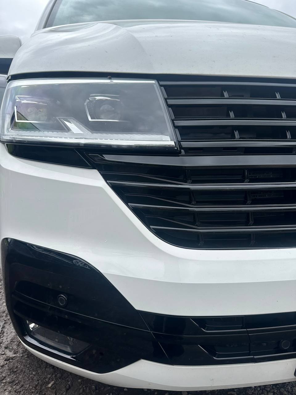 Voor VW T6.1 Frontgrille Zijvinnen – Glanzend Zwarte Afwerking (Set van 4) | Van-X Styling Upgrade voor Volkswagen T6.1