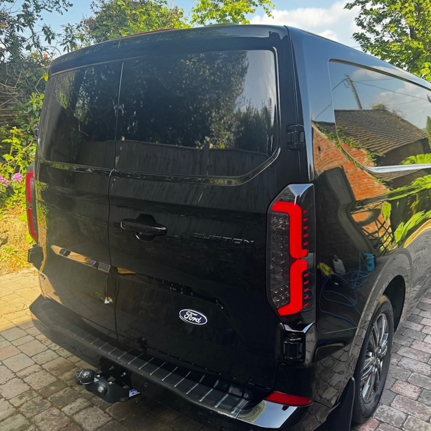 Voor de nieuwe Transit Custom 2024–2026 Van-X: volledig LED-achterlichten met getinte lenzen (upgrade).