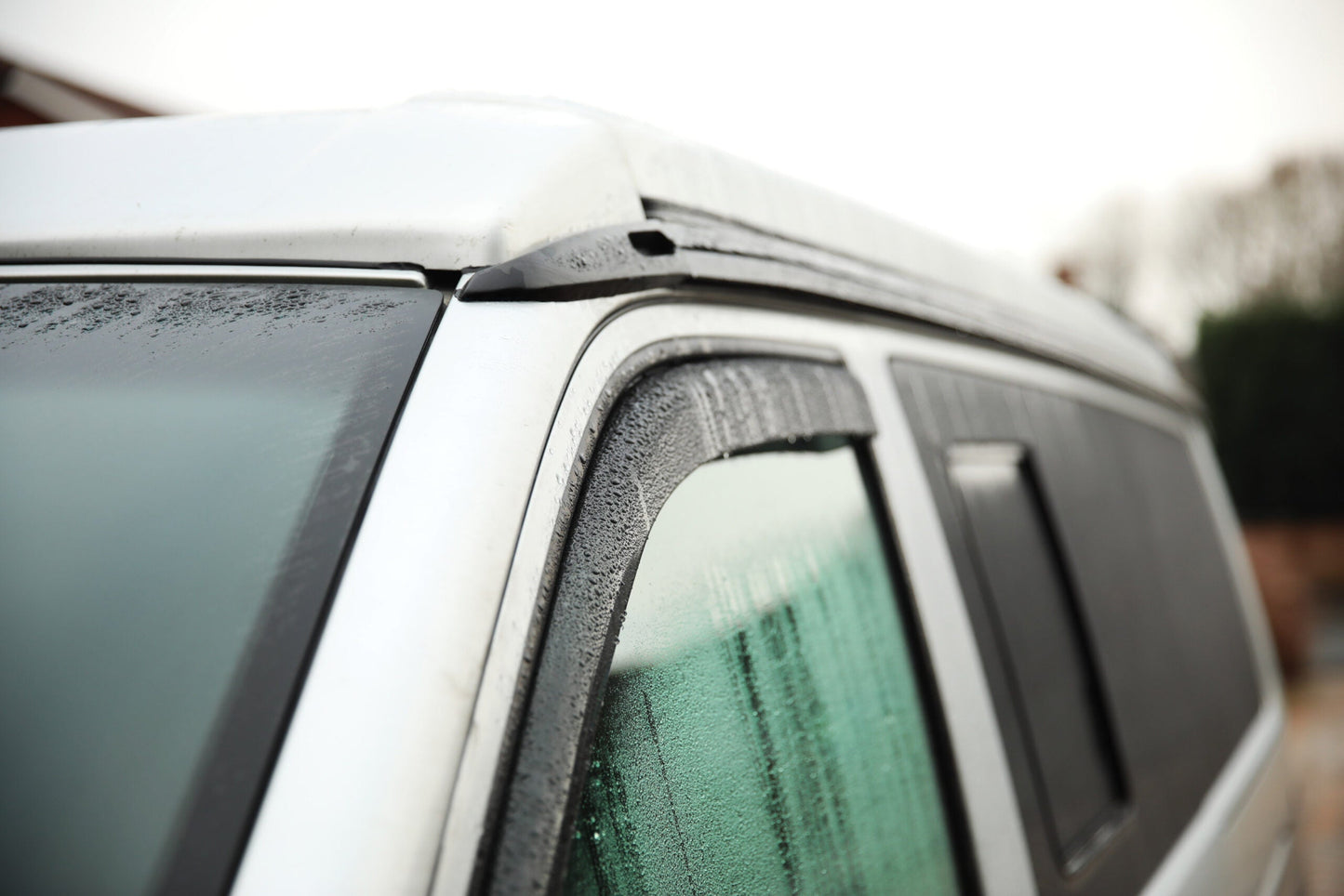 VW T5, T5.1 Transporter In kanaalwindgeleiders getint