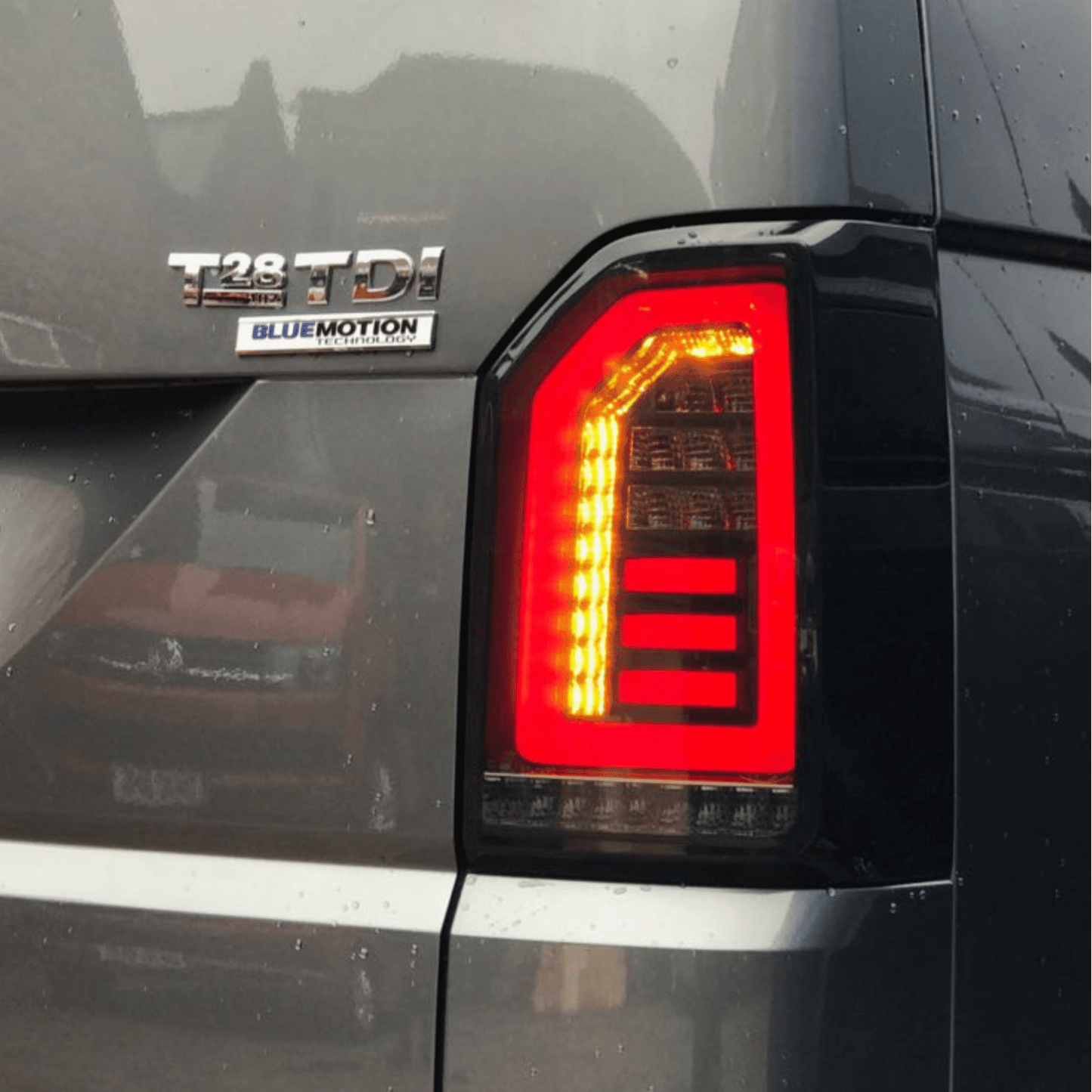 VW T6 gerookte achterklep LHD rode balken Europese linksgestuurde bestelwagen alleen sequentiële indicator