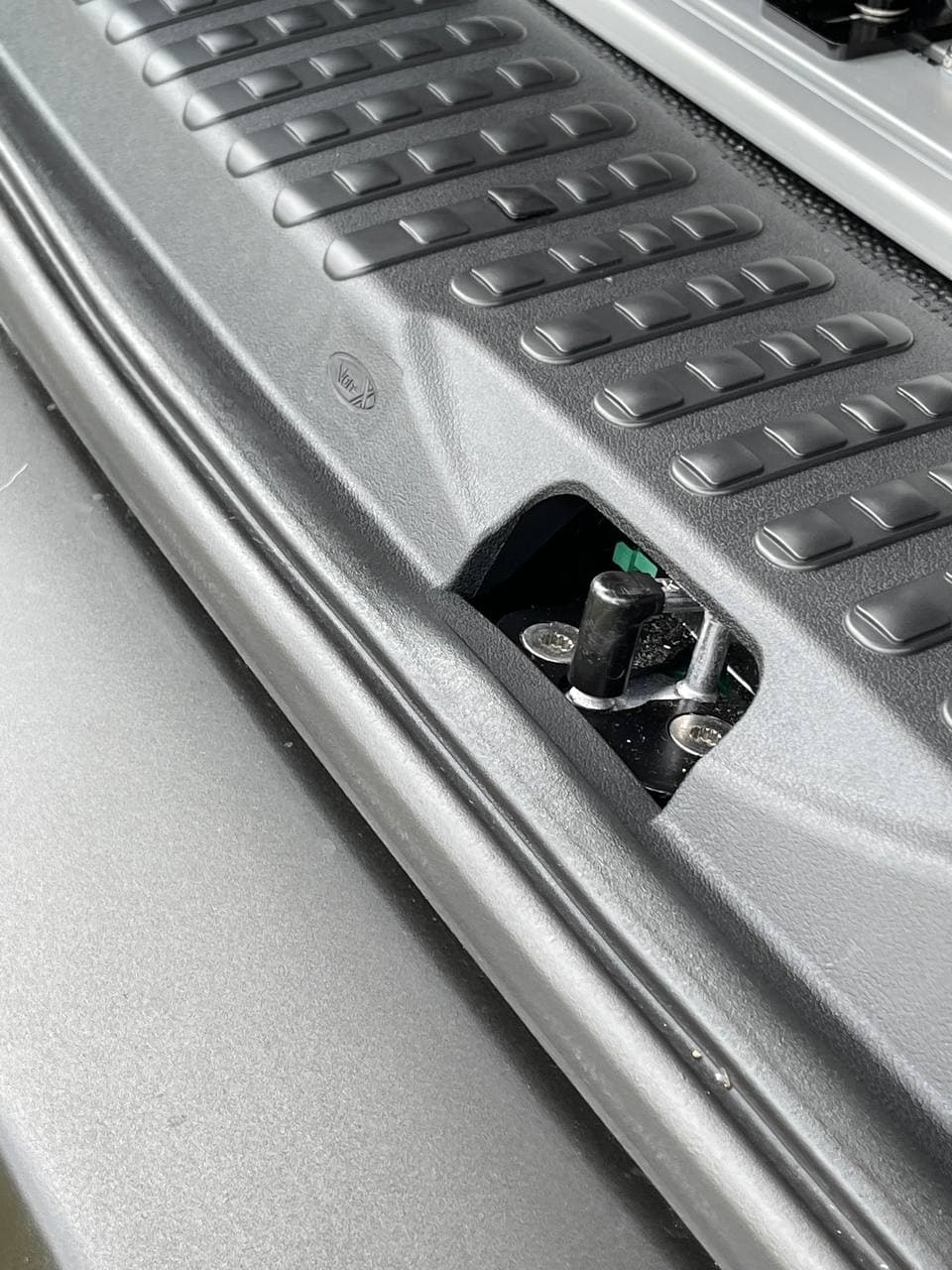 VW T5, T5.1 V3 achterklep drempelafdekking camperombouwonderdelen inclusief schroeven en doppen