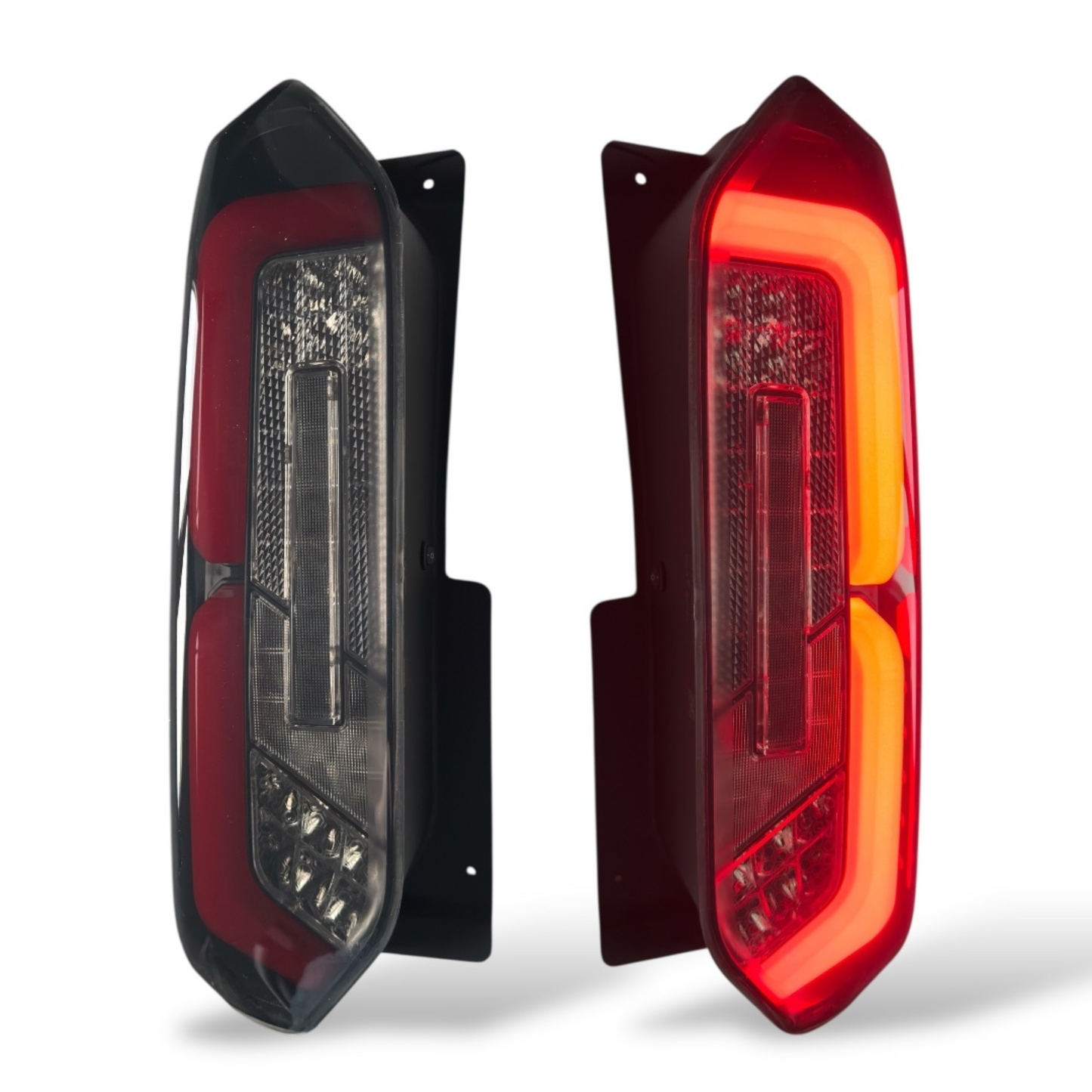 Voor de nieuwe Transit Custom 2024–2026 Van-X: volledig LED-achterlichten met getinte lenzen (upgrade).