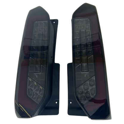 Voor de nieuwe Transit Custom 2024–2026 Van-X: volledig LED-achterlichten met getinte lenzen (upgrade).