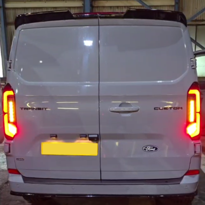 Voor de nieuwe Transit Custom 2024–2026 Van-X: volledig LED-achterlichten met getinte lenzen (upgrade).