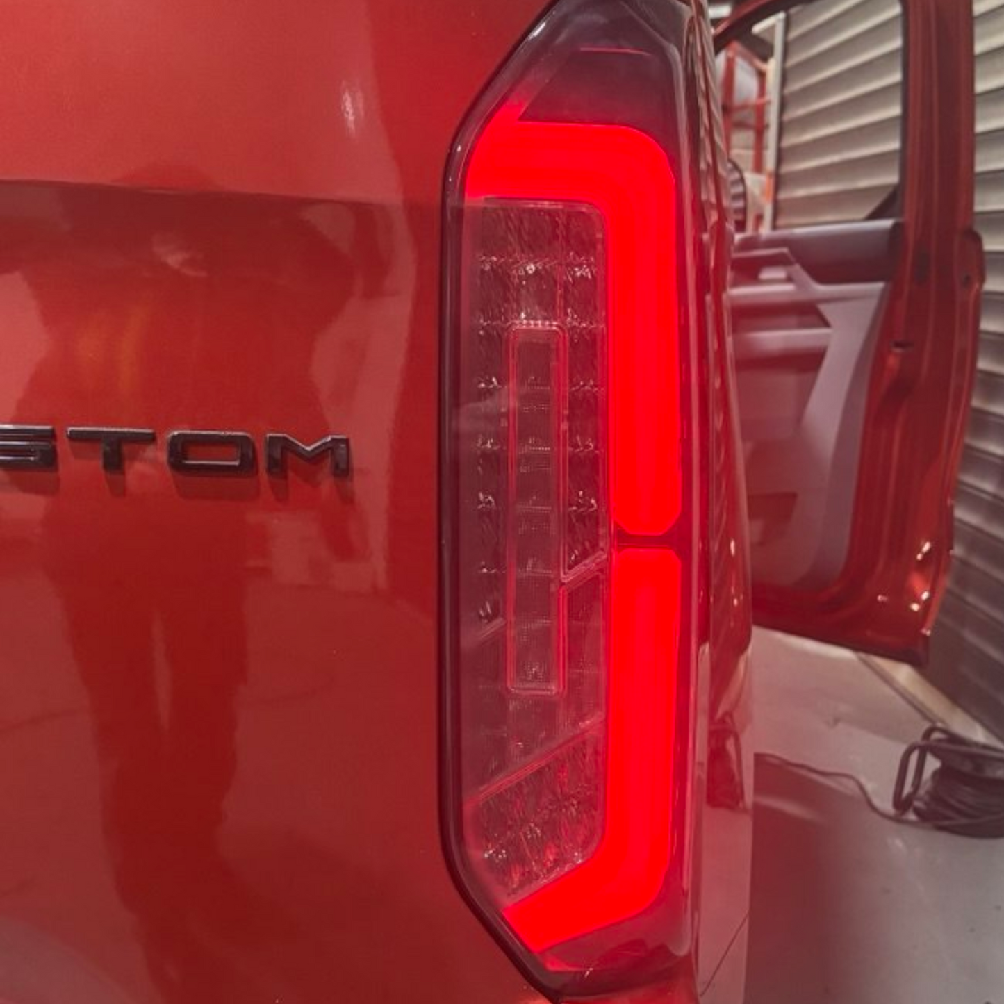 Voor de nieuwe Transit Custom 2024–2026 Van-X: volledig LED-achterlichten met getinte lenzen (upgrade).