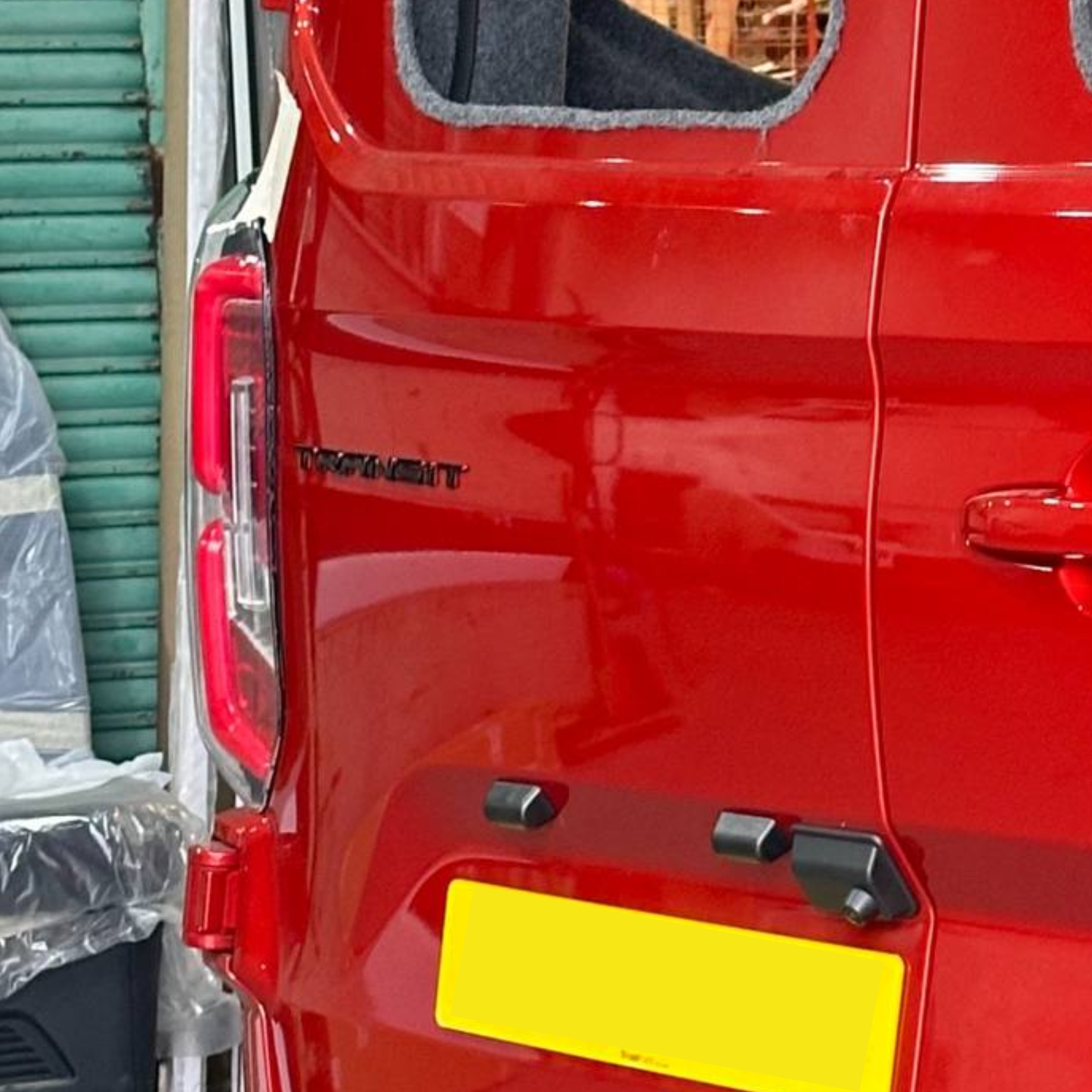 Voor de nieuwe Transit Custom 2024–2026 Van-X: volledig LED-achterlichten met getinte lenzen (upgrade).