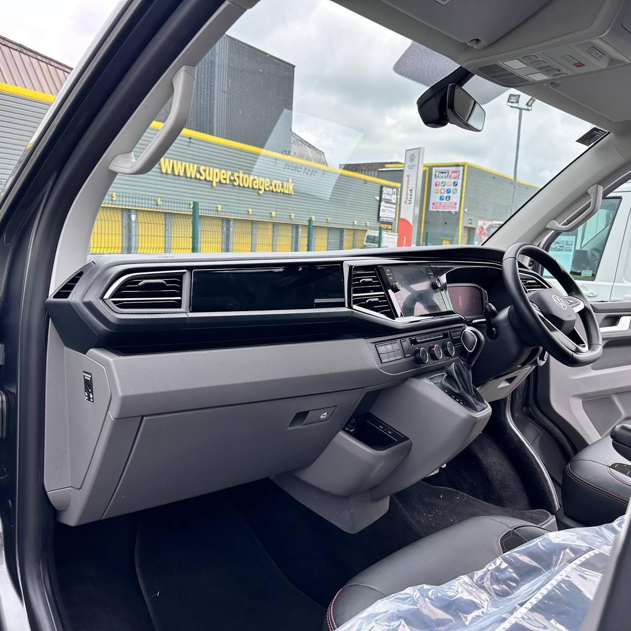 Comfort Glovebox Interior Bundle Package For Volkswagan Transporter T6.1 - Gloss Black