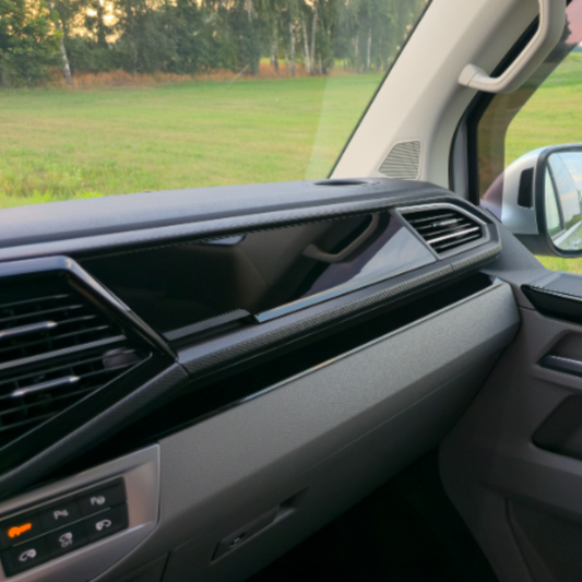 Magnetisch afdekplaatje voor het dashboardkastje van de VW T6.1 – Glanzend zwarte afwerking voor Volkswagen Transporter bestelwagens en campers.