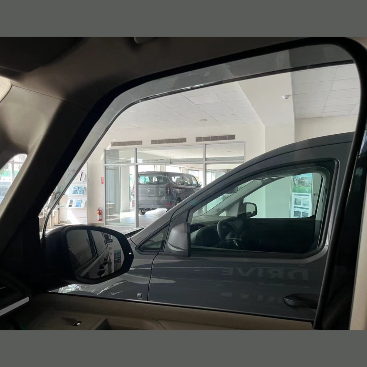 voor VW T7 Transporter Multivan Caravelle In-Channel getinte windafbuigers – Van-X
