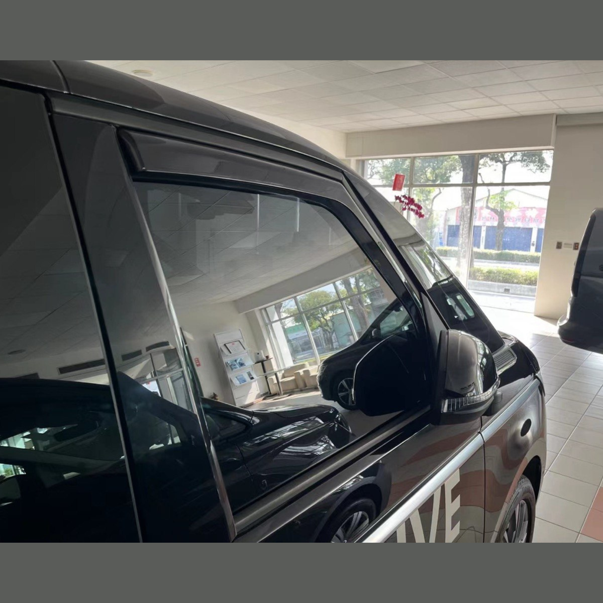 voor VW T7 Transporter Multivan Caravelle In-Channel getinte windafbuigers – Van-X