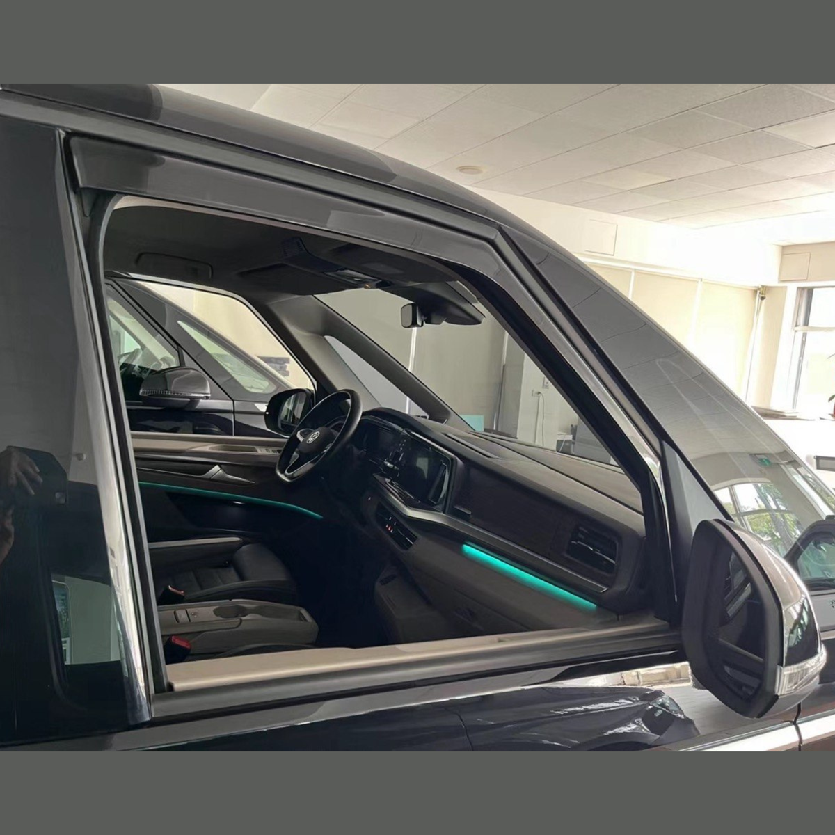 voor VW T7 Transporter Multivan Caravelle In-Channel getinte windafbuigers – Van-X