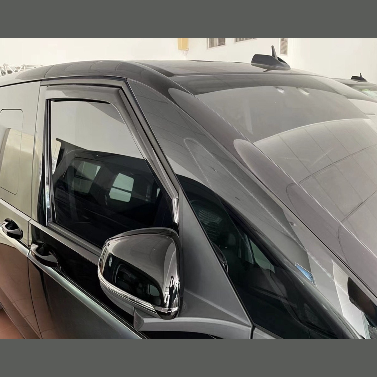 voor VW T7 Transporter Multivan Caravelle In-Channel getinte windafbuigers – Van-X