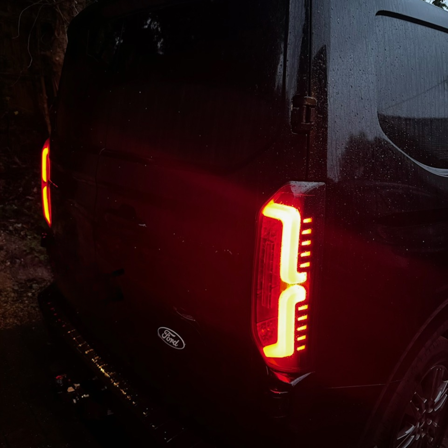 Voor de nieuwe Transit Custom 2024–2026 Van-X: volledig LED-achterlichten met getinte lenzen (upgrade).