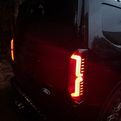 Voor de nieuwe Transit Custom 2024–2026 Van-X: volledig LED-achterlichten met getinte lenzen (upgrade).