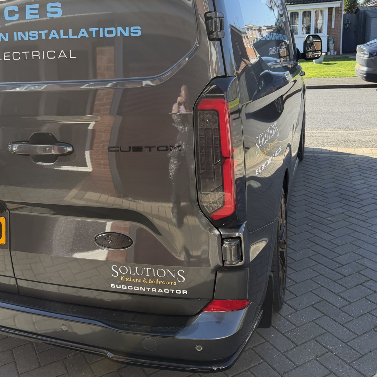 Voor de nieuwe Transit Custom 2024–2026 Van-X: volledig LED-achterlichten met getinte lenzen (upgrade).