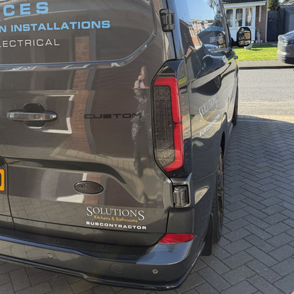 Voor de nieuwe Transit Custom 2024–2026 Van-X: volledig LED-achterlichten met getinte lenzen (upgrade).