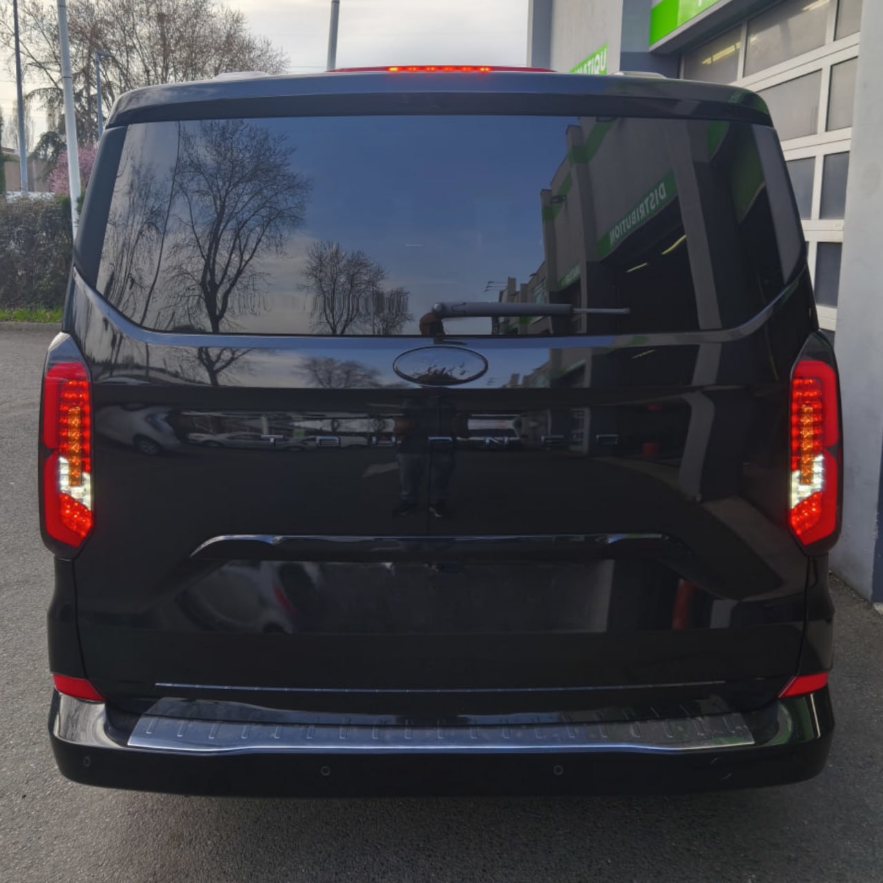 Voor de nieuwe Transit Custom 2024–2026 Van-X: volledig LED-achterlichten met getinte lenzen (upgrade).