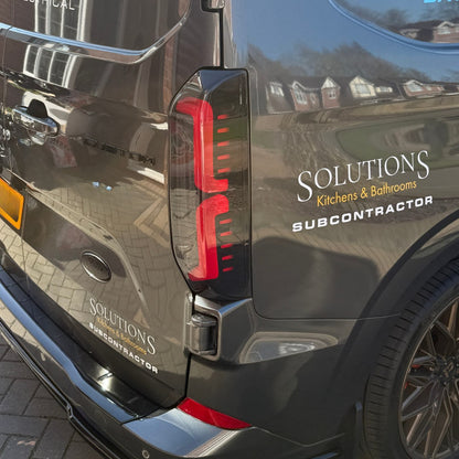 Voor de nieuwe Transit Custom 2024–2026 Van-X: volledig LED-achterlichten met getinte lenzen (upgrade).