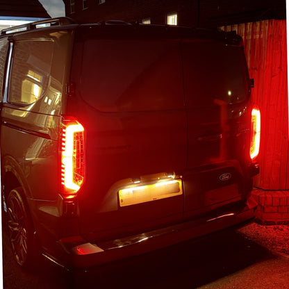 Voor de nieuwe Transit Custom 2024–2026 Van-X: volledig LED-achterlichten met getinte lenzen (upgrade).
