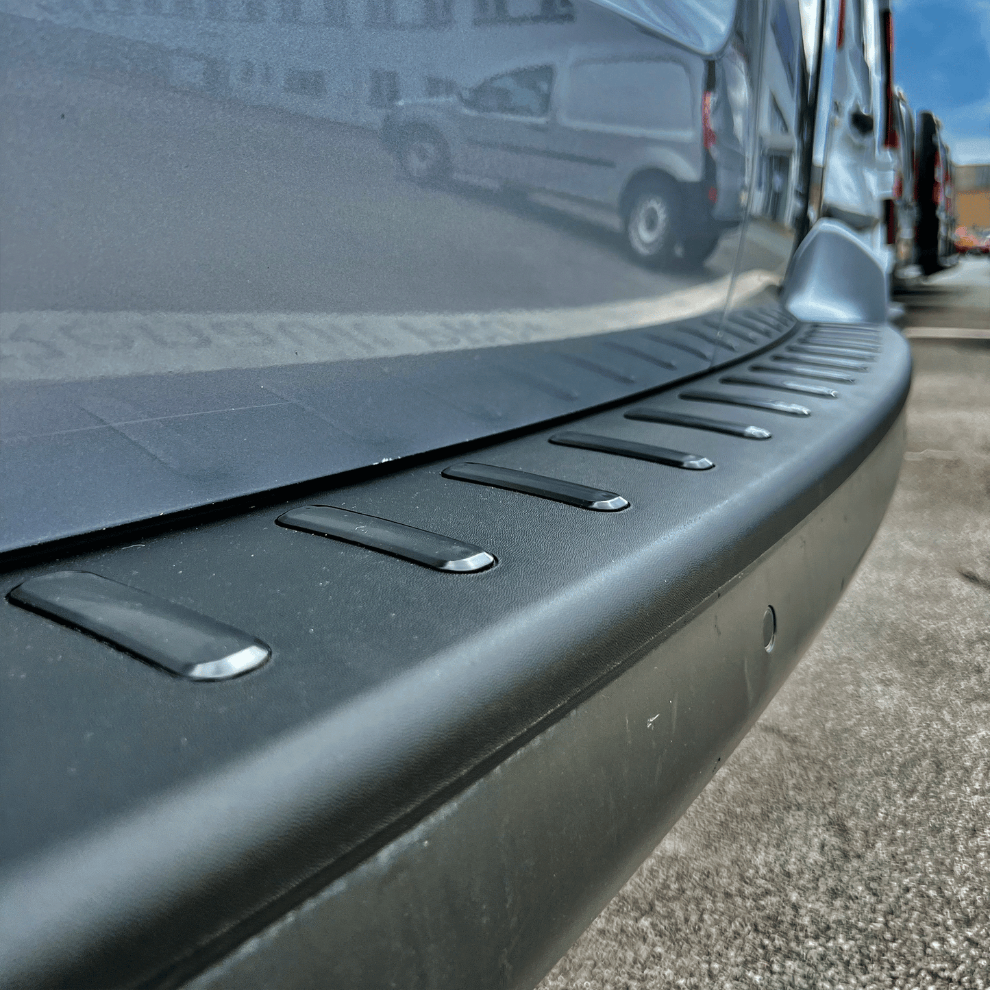 Voor Opel Vivaro Achterbumperbeschermer – Zwarte kunststof afwerking voor camper, caravan en automaat