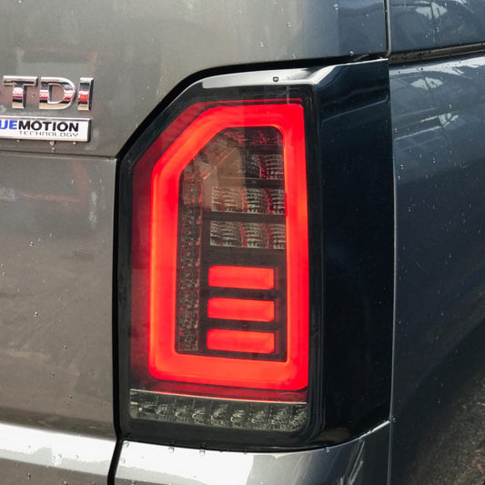 VW T6 gerookte achterklep LHD rode balken Europese linksgestuurde bestelwagen alleen sequentiële indicator