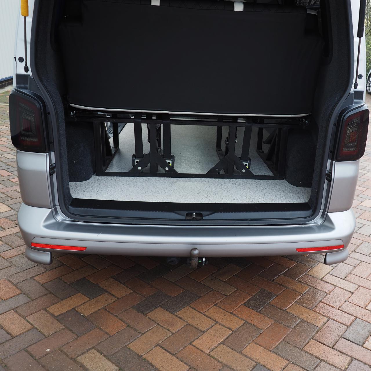 Leighton/ Mat Zwarte Bumperbeschermer Achterklep VW T6/T6.1 Leighton/ Mat Zwarte Bumperbeschermer Achterklep VW T6/T6.1